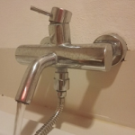 海外ホテルで浴室シャワーへの切り替え方法で悩むパターン